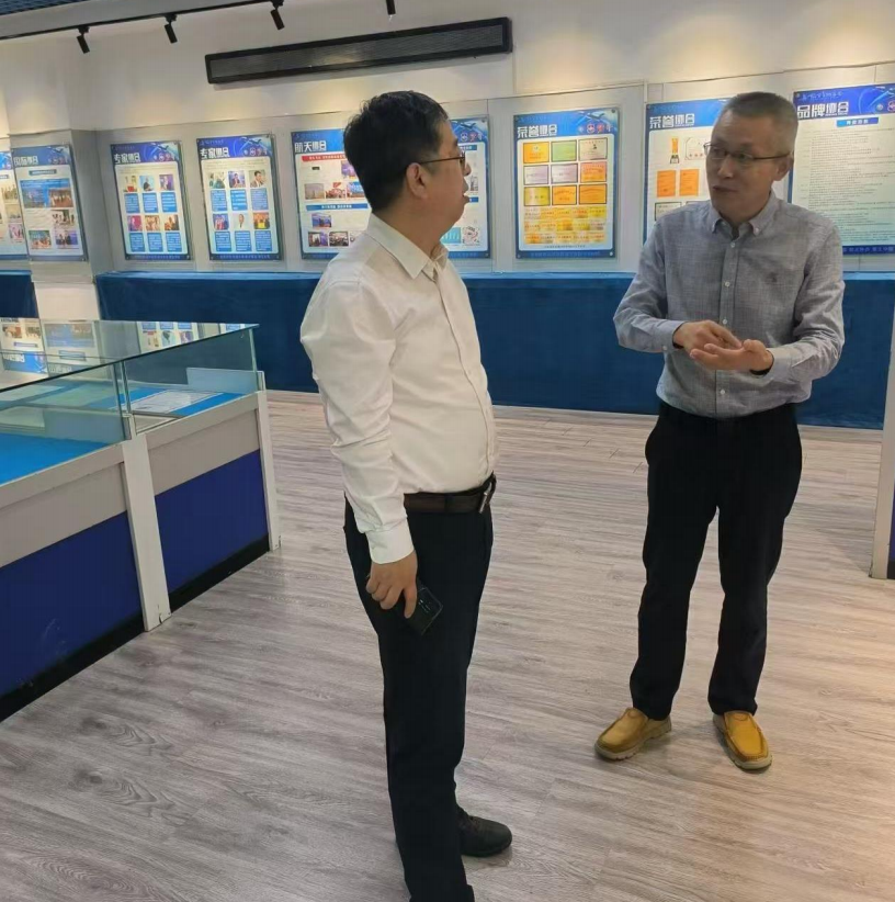 在企业展厅、生产车间，束从杰认真听取了企业发展历程、研发团队建设、产品应用领域、合作客户拓展等介绍，并实地察看了生产线
